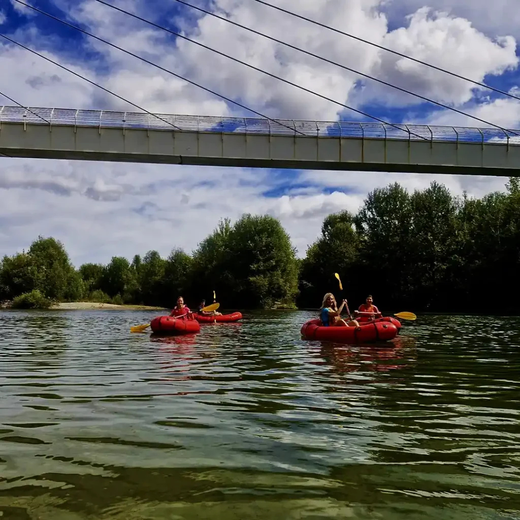Aperirafting Lucca: Un'avventura Indimenticabile nel Cuore della Toscana!INFORMAZIONI 	Periodo dal 1 giugno al 30 settembre 	Difficoltà adatto a tutti 	Ragazzi dai 5 anni 	Cancellazione gratuita Cancella fino a 48 ore prima per ricevere un rimborso completo 	Prenota ora Richiedi la disponibilità e prenota comodamente 	Durata 2.5 ore Verifica la disponibilità per visualizzare gli orari di inizio 	Aperitivo incluso Indicare nelle note ordine Alcolico/Analcolico/Per celiaci/Toscano 	Guida: Italiano - Inglese