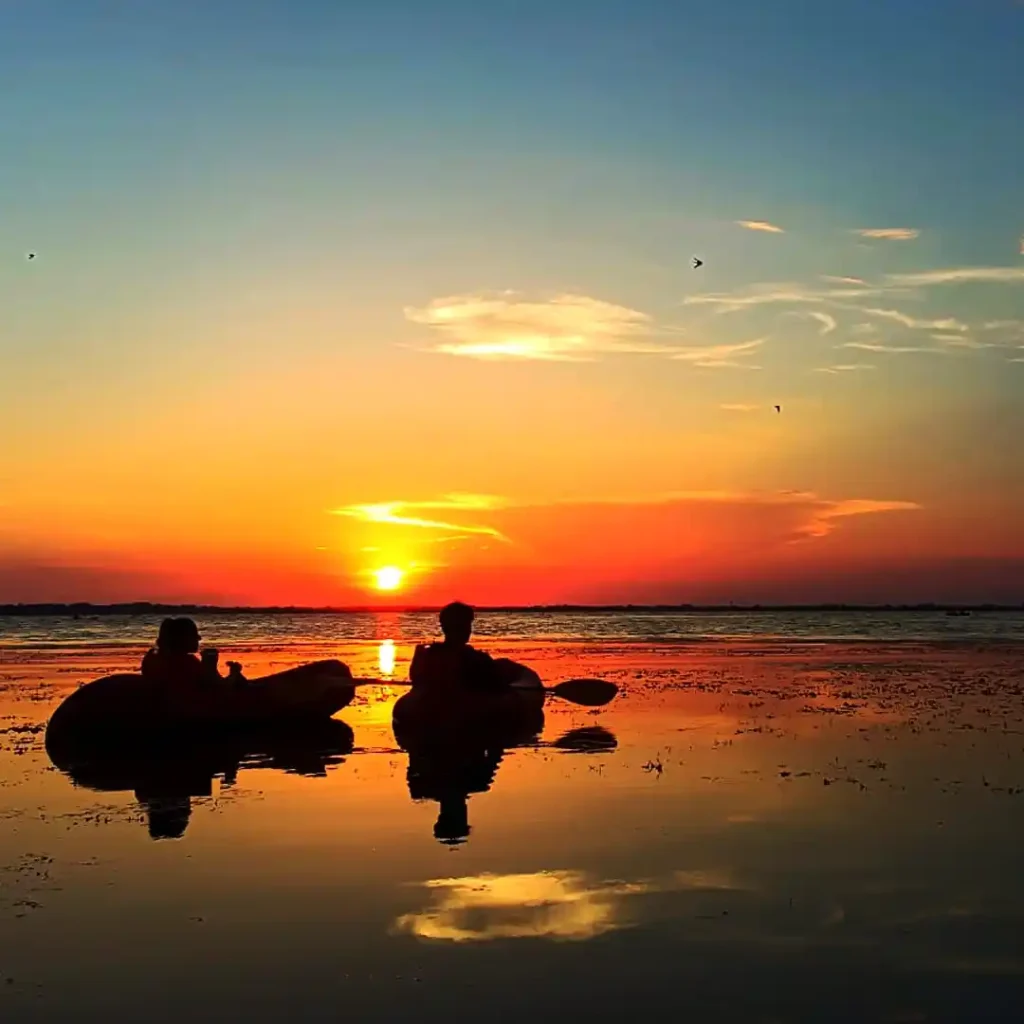 Un'incredibile avventura in Packraft al tramonto sul Lago di Massaciuccoli!INFORMAZIONI 	Periodo tutto l'anno 	Difficoltà adatto a tutti 	Ragazzi da 16 anni 	Cancellazione gratuita Cancella fino a 48 ore prima per ricevere un rimborso completo 	Prenota ora Richiedi la disponibilità e prenota comodamente 	Durata 2 ore Verifica la disponibilità per visualizzare gli orari di inizio 	Aperitivo incluso Indicare nelle note ordine Alcolico/Analcolico/Per celiaci/Toscano 	Guida: Italiano - Inglese
