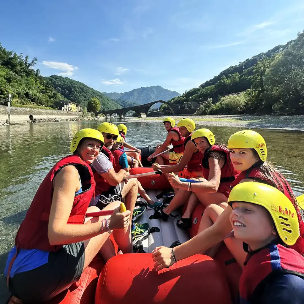 Scopri l'emozione del rafting sul fiume Serchio!INFORMAZIONI 	Periodo dal 1 maggio al 31 ottobre 	Difficoltà adatto a tutti 	Ragazzi dai 5 anni 	Cancellazione gratuita Cancella fino a 48 ore prima per ricevere un rimborso completo 	Prenota ora Richiedi la disponibilità e prenota comodamente 	Durata 2.5 ore Verifica la disponibilità per visualizzare gli orari di inizio 	Aperitivo incluso Indicare nelle note ordine Alcolico/Analcolico/Per celiaci/Toscano 	Guida: Italiano – Inglese