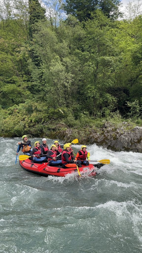 Vivi l'Avventura di Rafting più Emozionante della Toscana sul Torrente Lima!INFORMAZIONI 	Periodo dal 1 novembre al 14 giugno 	Difficoltà Base/Intermedio 	Ragazzi bambini altezza minima 110 cm 	Cancellazione gratuita Cancella fino a 48 ore prima per ricevere un rimborso completo 	Prenota ora Richiedi la disponibilità e prenota comodamente 	Durata 3.30 ore Verifica la disponibilità per visualizzare gli orari di inizio 	Guida: Italiano - Inglese