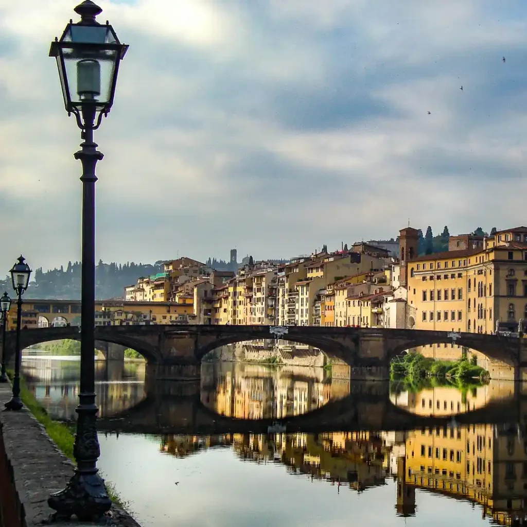 Trekking a Firenze 	Un itinerario innovativo che ti condurrà in angoli meno conosciuti di Firenze, offrendo viste mozzafiato e l'opportunità di visitare parchi storici. 	Difficoltà: facile 	Durata: circa 3 ore 	Guida: Italiano - Inglese
